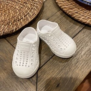 C4/ toddler white native shoes